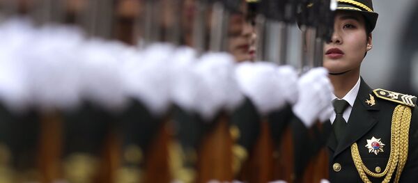 جندية في قوات الجيش الشعبي الصيني خلال مراسم استقبال رئيس ألمانيا يواخيم غاوك في بكين، الصين، 21 مارس/ آذار 2016. - سبوتنيك عربي