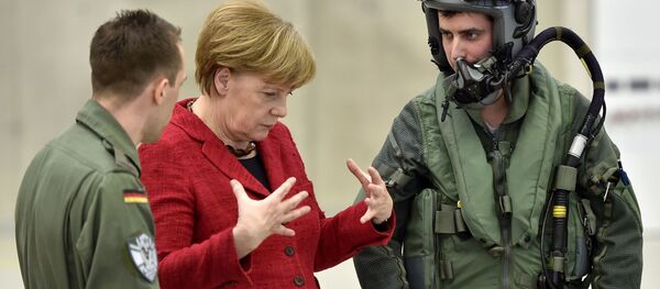مستشارة ألمانيا انجلا ميركل تلتقي بطياري القوات الجوية الألمانية في القاعدة الجوية في نيرفنيخ، ألمانيا، 21 مارس/ آذاتر 2016. - سبوتنيك عربي
