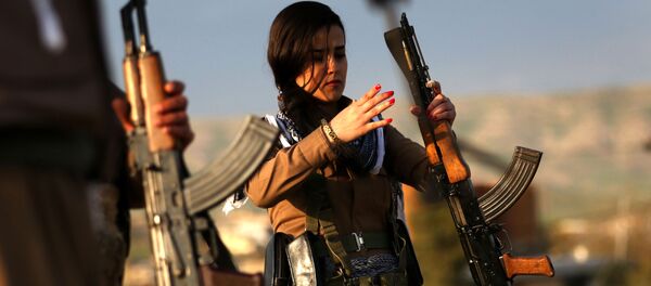 فتاة كردية من البشمرقة التابعة للحزب الديموقراطي الكردستاني (الإيراني) تشارك في التحضيرات للإحتفال بعيد النوروز (عيد رأس السنة الفارسية)، إربيل شمال العراق، 19 مارس/ آذار 2016. - سبوتنيك عربي