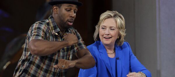 المرشحة للانتخابات الرئاسية من الحزب الديموقراطي هيلاري كلينتون ترقص مع فنان الدي جي ستيفين خلال فقرة استراحة في البرنامج التلفزيوني إيلين ديجينيريز شو، 8 سبتمبر/ أيلول 2015. - سبوتنيك عربي