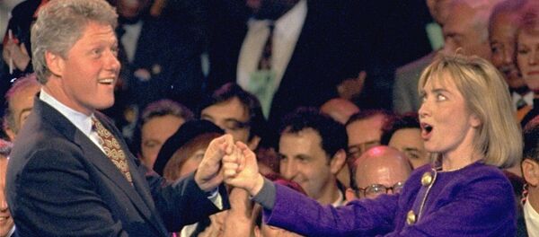 الرئيس الأمريكي السابق بيل كلينتون وزوجته هيلاري كلينتون يرقصان سوياً خلال الحملة الانتخابية الرئاسية، نيوجيرسي، 1 نوفمبر/ تشرين الثاني 1992. - سبوتنيك عربي