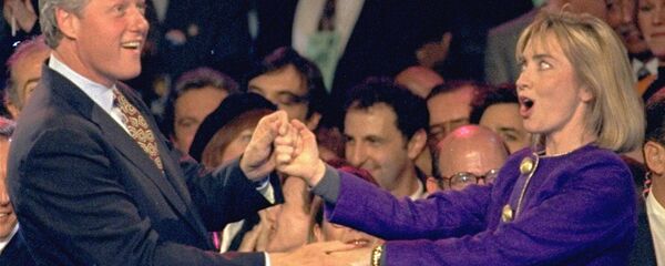 الرئيس الأمريكي السابق بيل كلينتون وزوجته هيلاري كلينتون يرقصان سوياً خلال الحملة الانتخابية الرئاسية، نيوجيرسي، 1 نوفمبر/ تشرين الثاني 1992. - سبوتنيك عربي