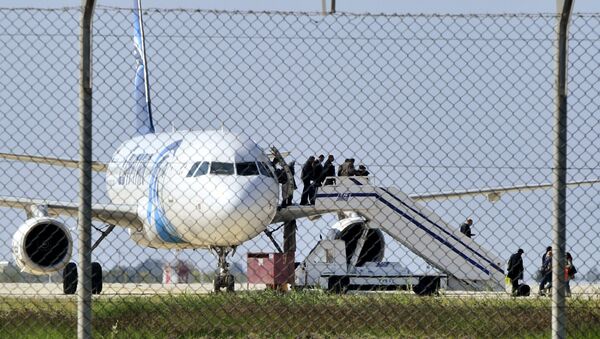 طائرة تابعة لشركة مصر للطيران في مطار لارنكا بقبرص - سبوتنيك عربي