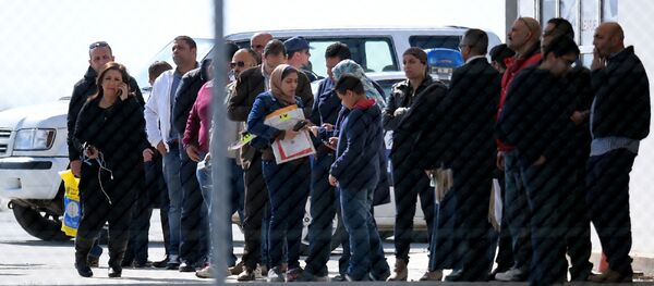 ركاب الطائرة المخطوفة Egypt Air في مطار لارنكا بقبرص - سبوتنيك عربي