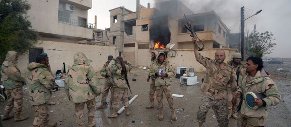 أفراد القوا ت الوطنية صقور الصحراء يفرحون لتحرير تدمر. - سبوتنيك عربي