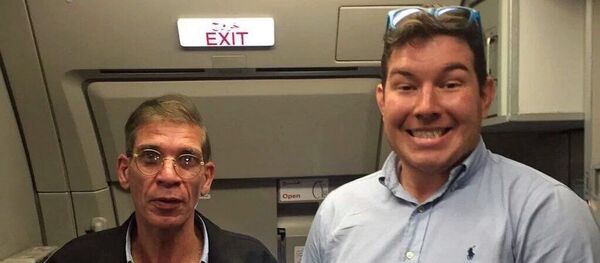 صورة باسمة مع خاطف الطائرة المصرية صورة باسمة مع خاطف الطائرة المصرية - سبوتنيك عربي