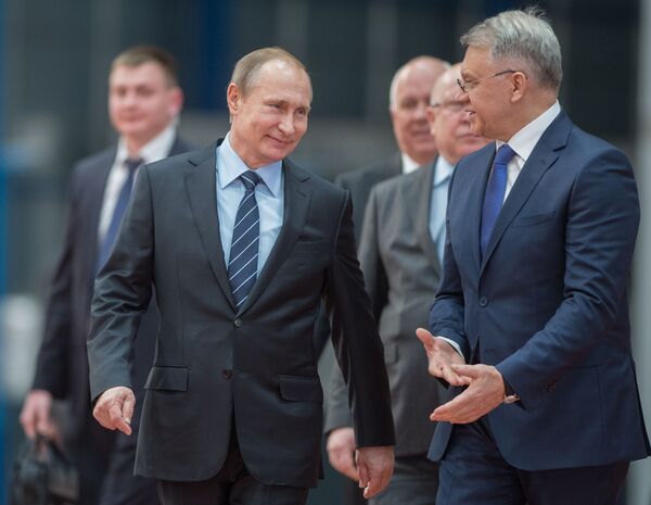 الرئيس الروسي فلاديمير بوتين والمدير العام لشركة  ألماز-أنتي يان نوفيكوف، وذلك خلال زيارته لمصنع الذكرى الـ-70 للنصر في نيجني نوفغورود، روسيا. - سبوتنيك عربي