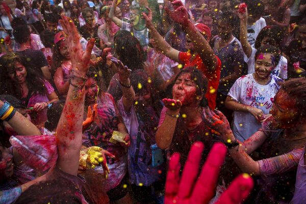 احتفالات بعيد الهولي في بانكوك،  في نهاية فصل الشتاء وحلول الربيع، تايلاند 27 مارس/ آذار 2016. - سبوتنيك عربي