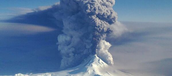 بركان بافلوفا الثائر في جزر ألوتيان، آلاسكا 28 مارس/ آذار 2016. - سبوتنيك عربي