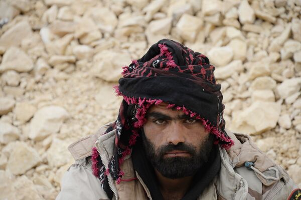 محارب من قوات الجيس العربي السوري أثناء تحرير تدمر، سوريا. - سبوتنيك عربي