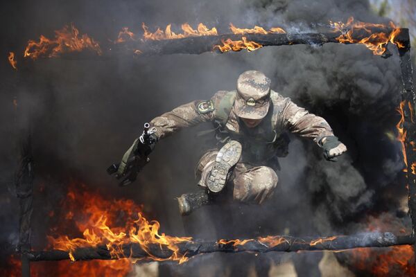 فرد من الجيش الشعبي الصيني الحر خلال التدريبات العسكرية في محافظة هيلونغجيانغ، الصين 26 مارس/ آذار 2016. - سبوتنيك عربي