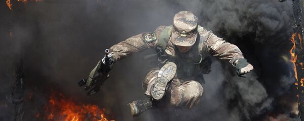 فرد من الجيش الشعبي الصيني الحر خلال التدريبات العسكرية في محافظة هيلونغجيانغ، الصين 26 مارس/ آذار 2016. - سبوتنيك عربي