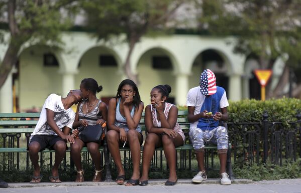 مراهقون كوبيون في ساحة بهافانا، كوبا 24 مارس/ آذار 2016. - سبوتنيك عربي