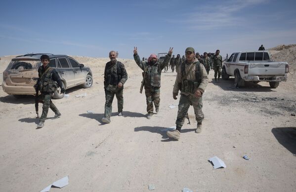 قوات الجيش العربي السوري وقوات الدفاع الوطني خلال تقدمهم لتحرير مدينة القريتين - سبوتنيك عربي