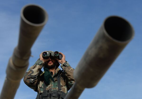 قوات الجيش العربي السوري وبمساندة قوات الدفاع الوطني يتقدمون لتحرير مدينة القريتين - سبوتنيك عربي