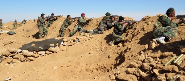 Syrian Army soldiers take positions on the outskirts of Syria's Raqa region on February 19, 2016 - سبوتنيك عربي
