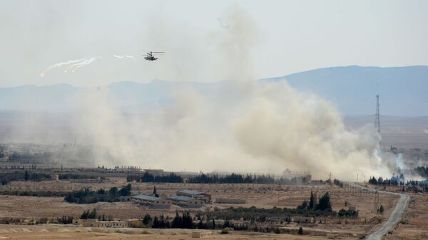 قوات الجيش العربي السوري يستخدمون المروحية الروسية كا-52 أليغاتور خلال العمليات العسكرية لتحرير مدينة القريتين من تنظيم داعش. - سبوتنيك عربي