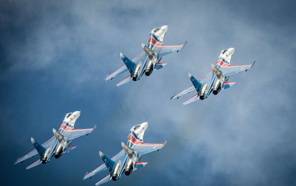 طائرات سو-27 من سرب الفرسان الروس خلال العرض الجوي الدولي الأمريكي عام 2015 في مقاطعة موسكو. - سبوتنيك عربي