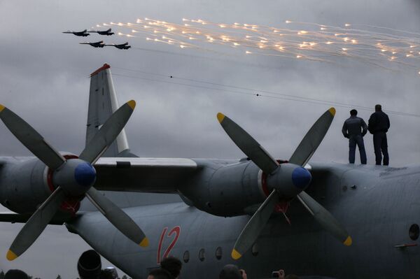 سرب الفرسان الروس على متن سو-27 في المطار الجوي بمدينة بوشكين. - سبوتنيك عربي