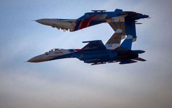 العرض الجوي لسرب الفرسان الروس على متن طائرات سو-27 في سانت بطرسبرغ. - سبوتنيك عربي