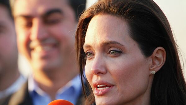 Actress and special envoy of the U.N. High Commissioner for Refugees (UNHCR) Angelina Jolie speaks to the media as she visits a Kurdish refugee camp in Dohuk, northern Iraq January 25, 2015 - سبوتنيك عربي