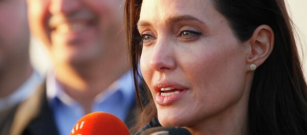 Actress and special envoy of the U.N. High Commissioner for Refugees (UNHCR) Angelina Jolie speaks to the media as she visits a Kurdish refugee camp in Dohuk, northern Iraq January 25, 2015 - سبوتنيك عربي