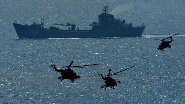سفينة إنزال كبيرة نيكولاي فيلكوف، والمروحية مي-8 أ.م.ت.ش. خلال تدريبات أسطول المحيط الهادئ في إقليم بريمورسكي. - سبوتنيك عربي