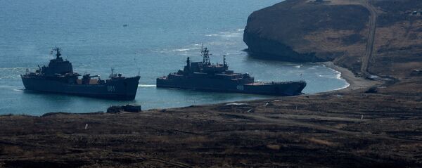 سفن إنزال كبيرة نيكولاي فيلكوف وأدميرال نيفيلسكي، حيث يتم إنزال مشاة البحرية الروسية خلال تدريبات أسطول المحيط الهادئ في إقليم بريمورسكي. - سبوتنيك عربي