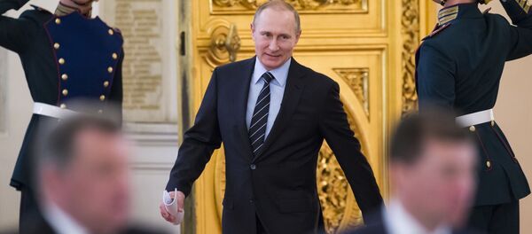 الرئيس الروسي فلاديمير بوتين يصل إلى الاجتماع للحديث حول التحضيرات للعرض العسكري لذكرى عيد النصر في الحرب الوطنية العظمى (1940-1945) والذي سيُقام في 9 مايو/ آيار، 5 ابريل/ نيسان 2016. - سبوتنيك عربي