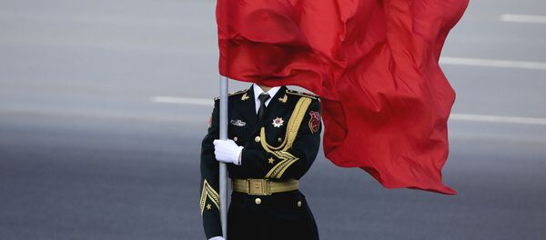 العلم الصيني يلف وجه أحد جندو الحرس الوطني عندما وصل رئيس الوزراء رانيل ويكرميسنغل في بكين، 7 ابريلط/ نيسان 2016. - سبوتنيك عربي