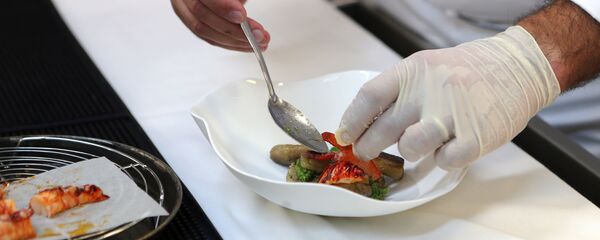 طباخ يحضر طبقاً في مطعم Idam بالدوحة. طباخ يحضر طبقاً في مطعم Idam بالدوحة. - سبوتنيك عربي