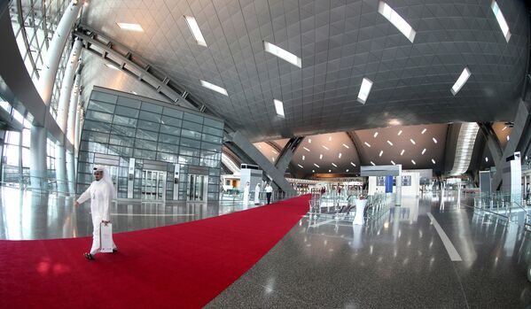 سجادة حمراء في إحدى قاعات مطار حمد الدولي بالدوحة، قطر. - سبوتنيك عربي