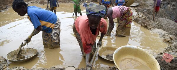 عمال أثناء بحثهم عن الذهب في غاغا بجمهورية أفريقيا الوسطى. - سبوتنيك عربي