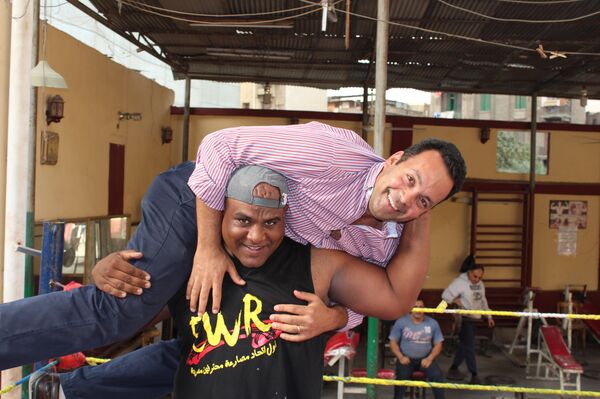 أشرف كابونجا يصارع مراسل وكالة سبوتنيك - سبوتنيك عربي