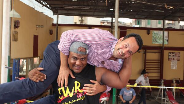 أشرف كابونجا يصارع مراسل وكالة سبوتنيك - سبوتنيك عربي