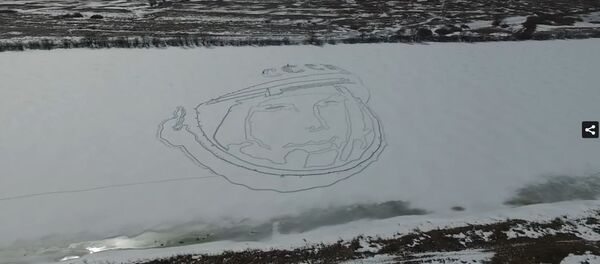 لوحة رائد الفضاء الروسي يوري غاغارين على جليد البحيرة - سبوتنيك عربي