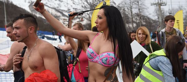 فتاة تشارك في مهرجان التزلج - سبوتنيك عربي