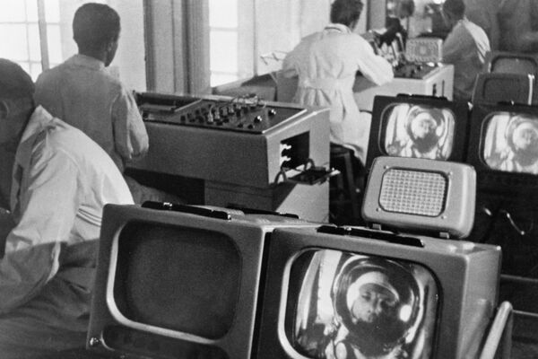 العلماء يراقبون حالة رائد الفضاء الروسي يوري غاغارين قبيل انطلاق مركبته إلى الفضاء، 12 أبريل/ نيسان 1961. - سبوتنيك عربي