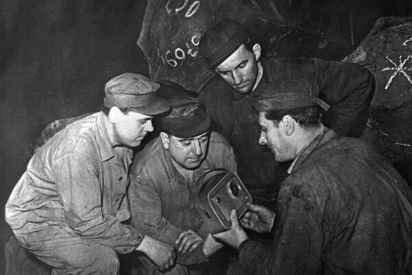 موظفو مصنع &quot;القطارات التشيكية&quot; خلال استماعهم لخبر انطلاق مركبة يوري غاغارين إلى الفضاء. - سبوتنيك عربي