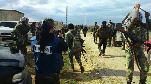الصحفيات الميدانيات: أخوة الرجال النواعم في الميدان الخشن - سبوتنيك عربي