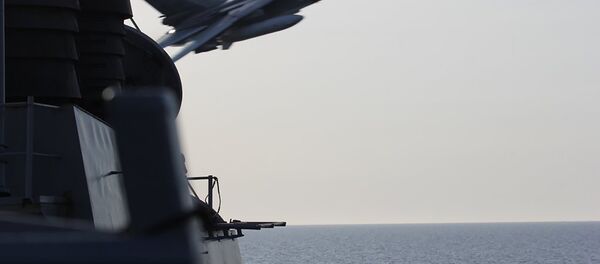 سوخوي 24 تحلق فوق سفينة حربية أمريكية سوخوي 24 تحلق فوق سفينة حربية أمريكية - سبوتنيك عربي