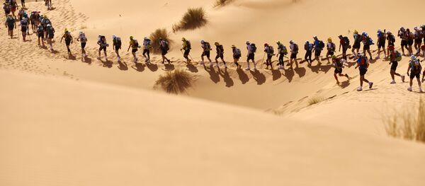 المشاركون في الماراثون في الجزء الغربي من الصحراء (مسافة الـ 257 كم)، 10 أبريل/ نيسان 2016 - سبوتنيك عربي