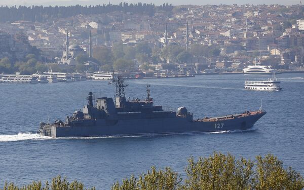 السفينة الحربية الروسية مينسك أثناء عبورها مضيق البوسفور في طريقها للبحر المتوسط - سبوتنيك عربي
