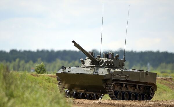 المدرعة الروسية بي.ام.دي-4 أثناء المعرض الدولي أرميا-2015 في كوبينكا بروسيا.. - سبوتنيك عربي