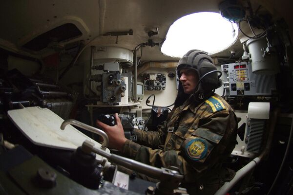 جندي من قوات الإنزال الجوي داخل المدرعة بي.ام.بي-4، خلال العسكرية في كلية مارغيلوف العليا لقوات الإنزال الجوي في ريازان - سبوتنيك عربي