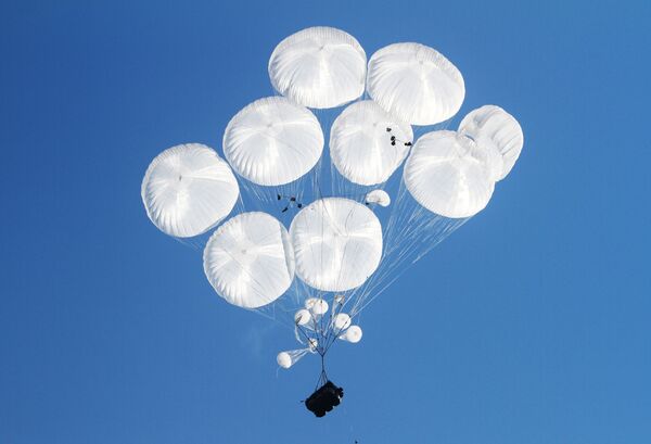 قوات الإنزال الجوي للمدرعات بي.ام.دي الروسية والصربية واليبلاروسية خلال التدريبات العسكرية المشتركة في حقل رايفسكي بريف نوفوروسيسك. - سبوتنيك عربي