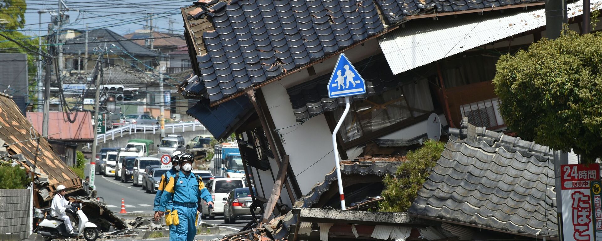 الشرطة تبحث عن ناجين بعد زلزال ضرب جنوب اليابان، 17 أبريل/ نيسان 2016. - سبوتنيك عربي, 1920, 03.08.2021