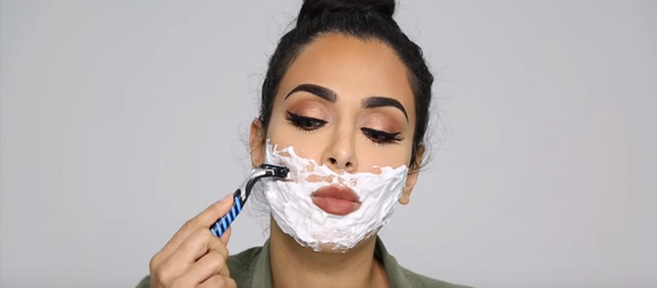 خبيرة تجميل تحلق ذقنها بالموس - سبوتنيك عربي