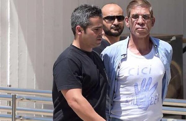 خاطف الطائرة المصرية لقبرص يرتدي شارة داعمة للإرهاب - سبوتنيك عربي