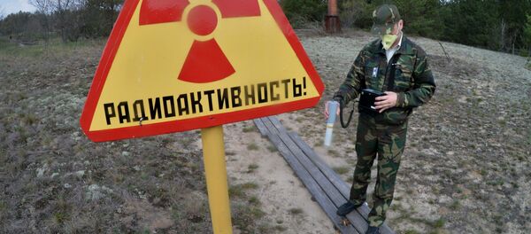 موظف في المحمية الحكومية للإشعاع البيئي يقوم بالمسح الإشعاعي بمنطقة محطة البحوث ماساني، والتي توجد في محيط المحطة النووية تشيرنوبيل. - سبوتنيك عربي